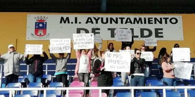 Los padres y madres aprovecharon el descanso del partido para sacar los cartelones (Foto TA)